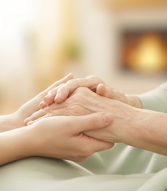Zwei Hände halten sich – Leitbild der Pflegekompass GmbH für menschliche und würdige ambulante Pflege