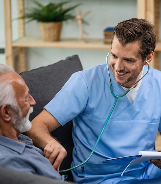 Pflegekraft überprüft einfühlsam den Herzschlag eines Pflegebedürftigen – ambulante Pflege mit Herz und Fachkompetenz bei Pflegekompass in Berlin